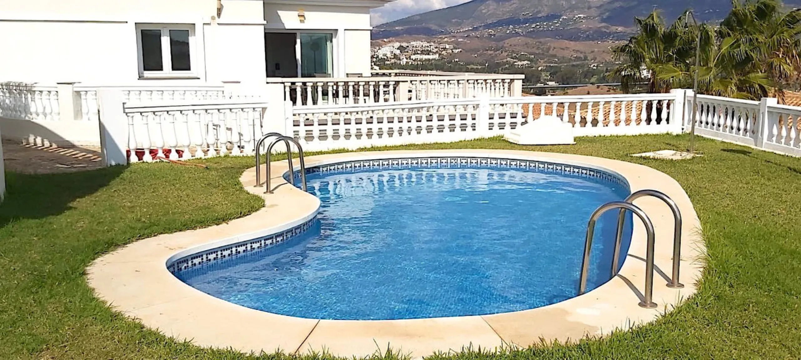 Views and Great Potential in a Prime Location!