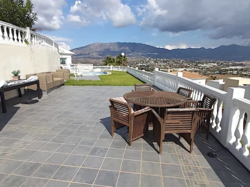 Views and Great Potential in a Prime Location!