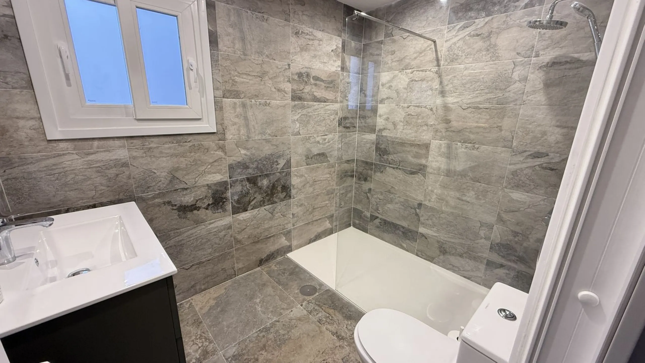 House - Townhouse в продаже в Alhaurín el Grande, Málaga. В доме 3 спален и 2 ванных комнат. Площадь дома 144 м². Площадь участка 132 м²