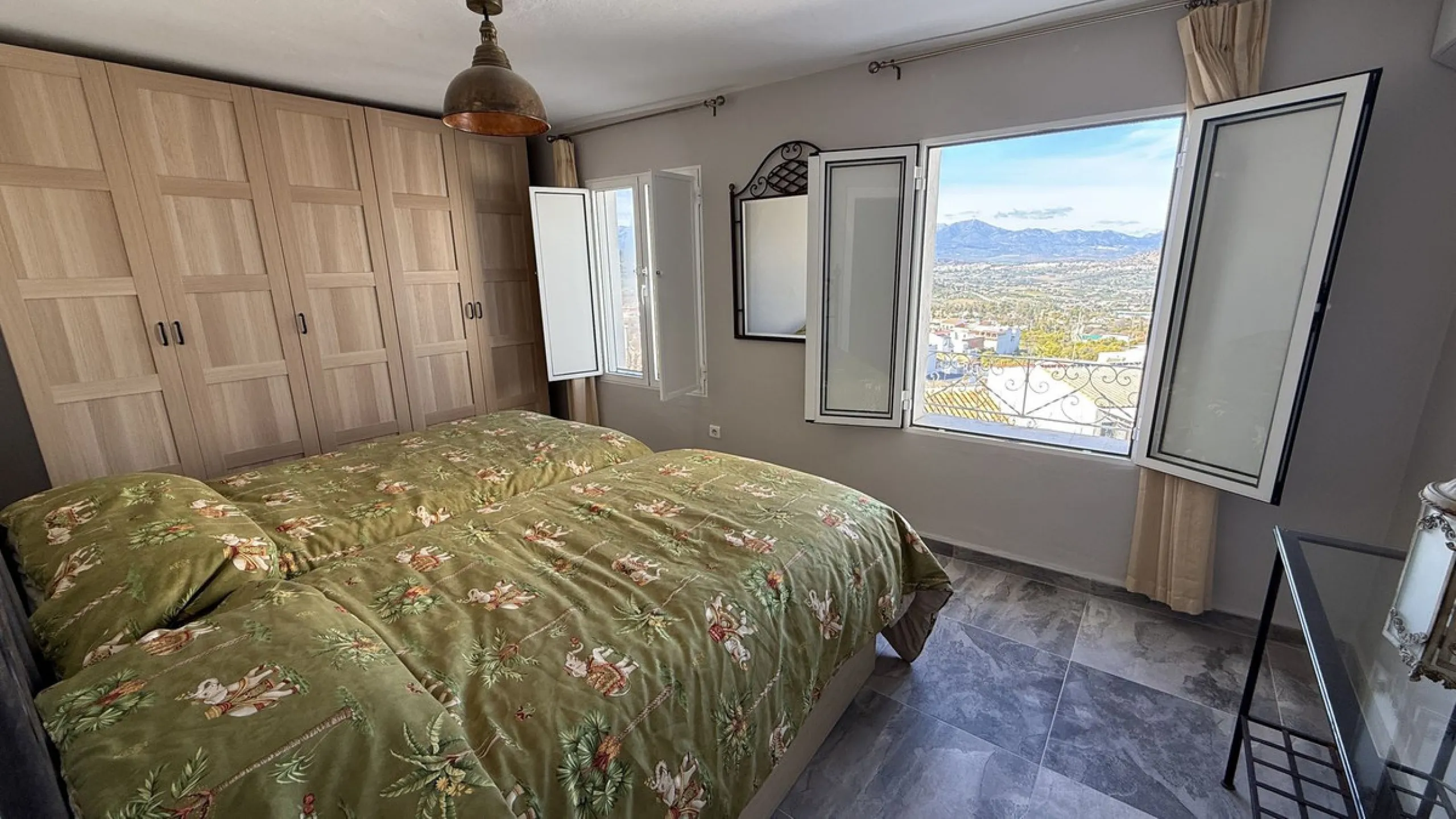 House - Townhouse в продаже в Alhaurín el Grande, Málaga. В доме 3 спален и 2 ванных комнат. Площадь дома 144 м². Площадь участка 132 м²