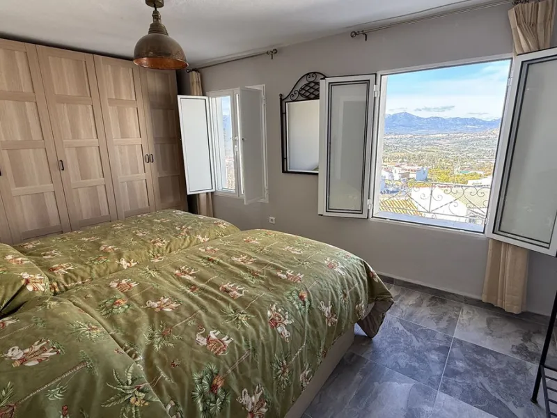 House - Townhouse в продаже в Alhaurín el Grande, Málaga. В доме 3 спален и 2 ванных комнат. Площадь дома 144 м². Площадь участка 132 м²
