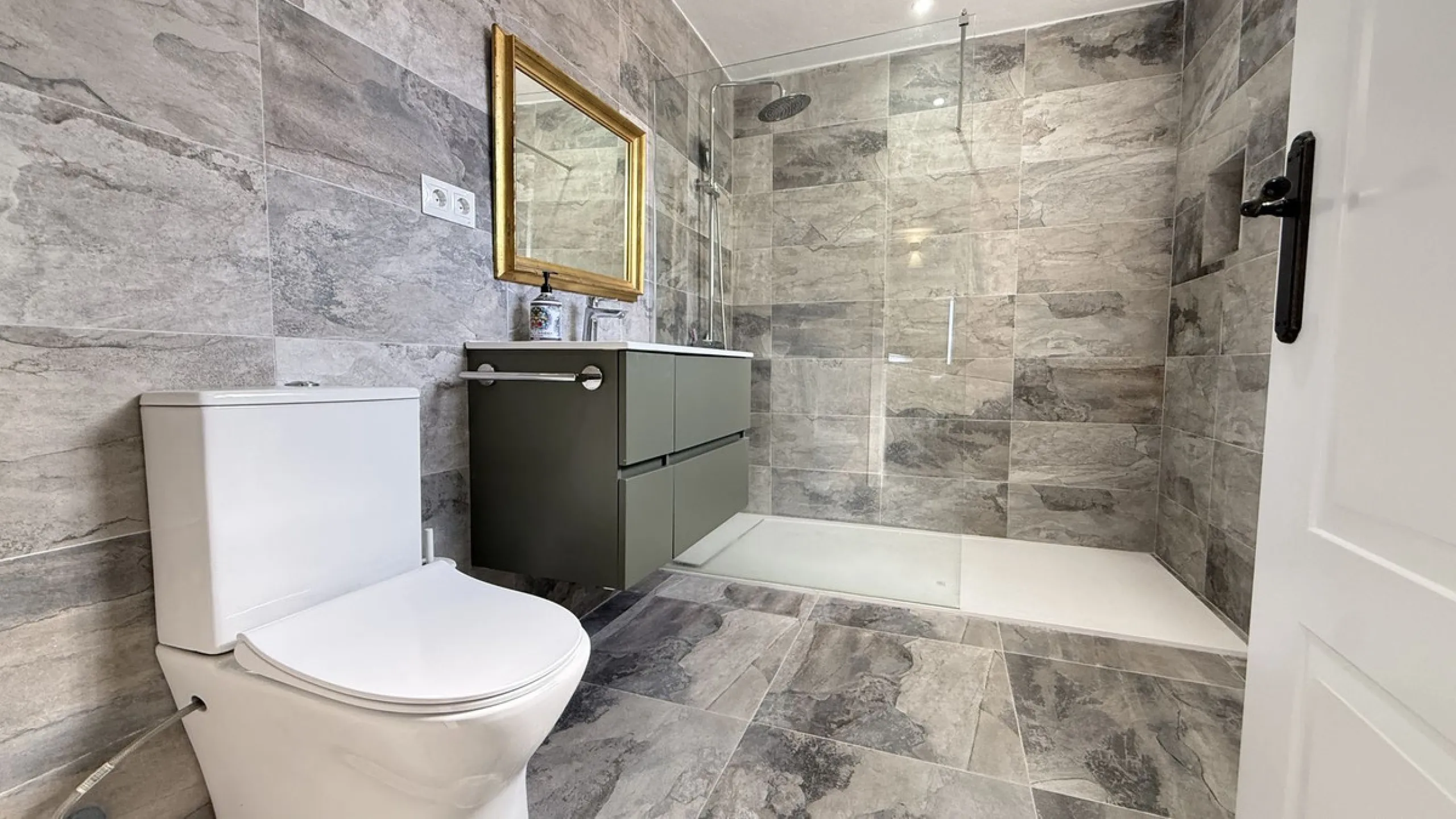 House - Townhouse в продаже в Alhaurín el Grande, Málaga. В доме 3 спален и 2 ванных комнат. Площадь дома 144 м². Площадь участка 132 м²