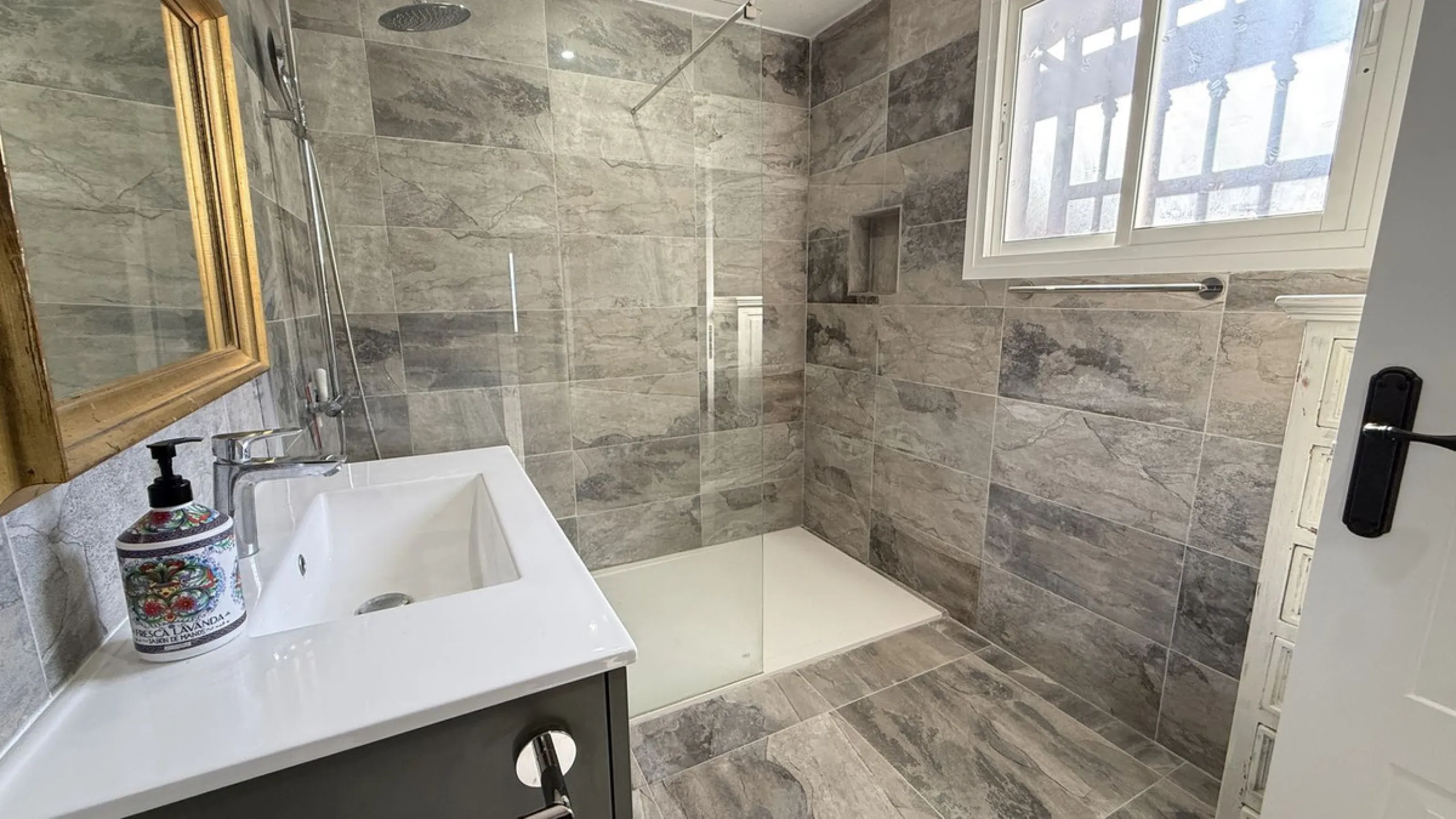 House - Townhouse в продаже в Alhaurín el Grande, Málaga. В доме 3 спален и 2 ванных комнат. Площадь дома 144 м². Площадь участка 132 м²