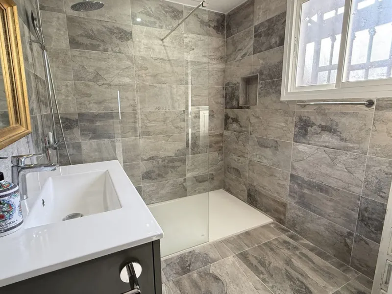 House - Townhouse в продаже в Alhaurín el Grande, Málaga. В доме 3 спален и 2 ванных комнат. Площадь дома 144 м². Площадь участка 132 м²