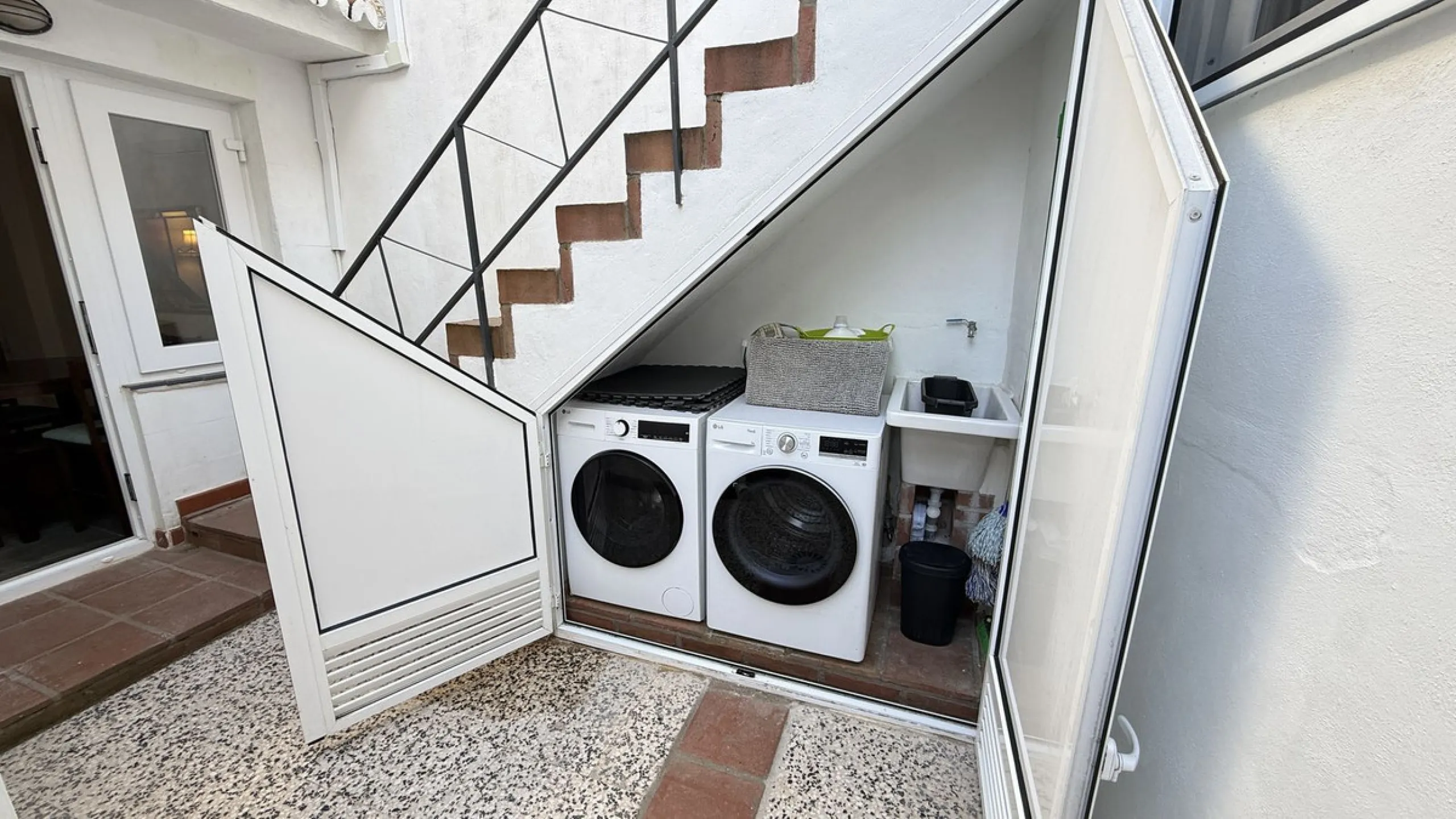House - Townhouse в продаже в Alhaurín el Grande, Málaga. В доме 3 спален и 2 ванных комнат. Площадь дома 144 м². Площадь участка 132 м²