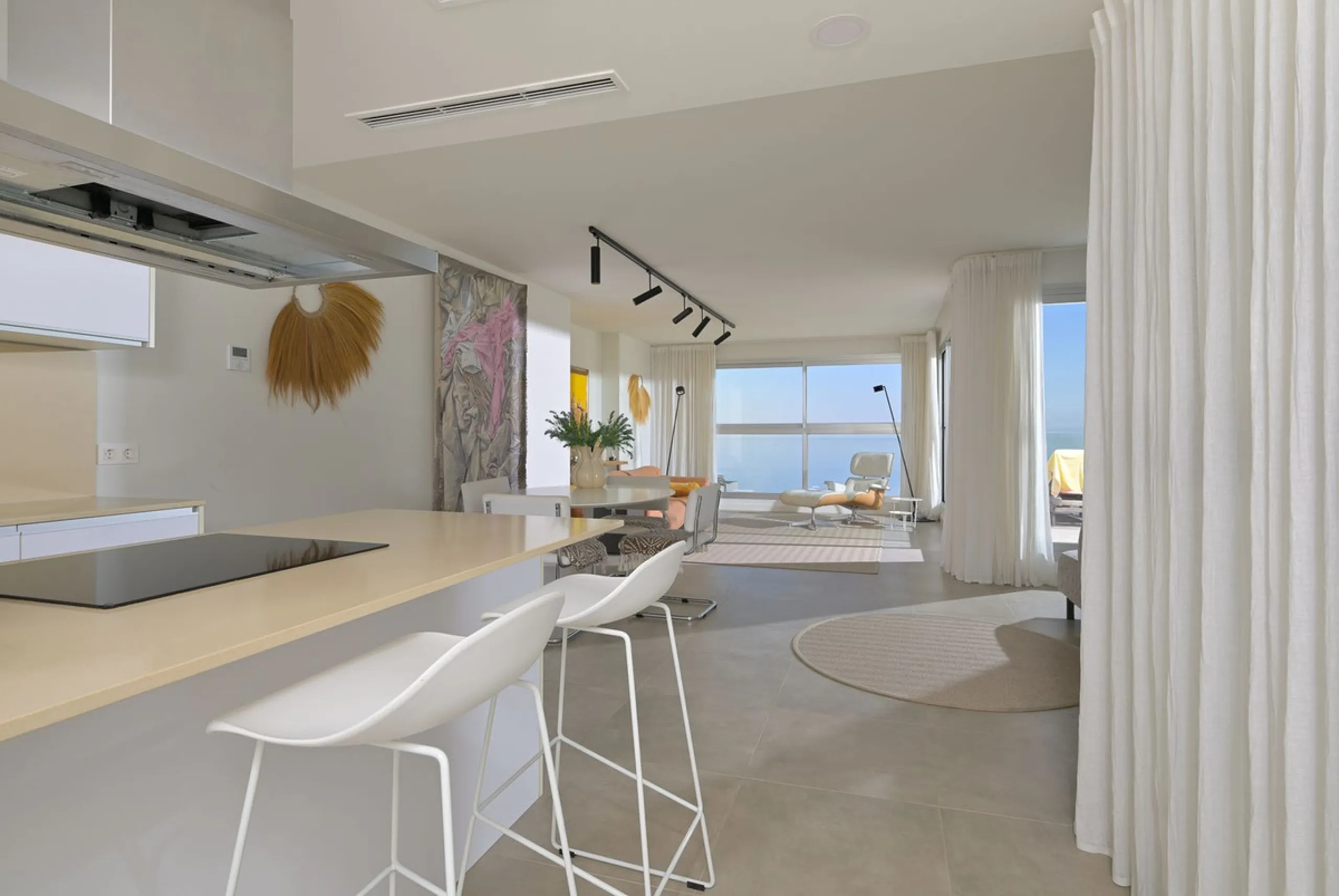 Wake up to the sound of the sea and endless blue horizons in this exceptional frontline duplex penthouse in Torrequebrada, Benalmádena. Designed for those who value privacy, sunshine and panoramic Mediterranean views, this three-bedroom residence offers a