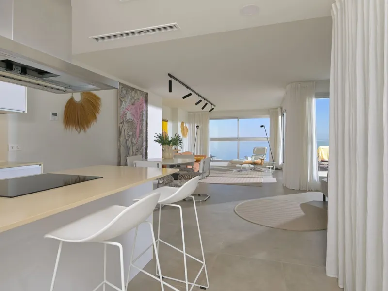 Wake up to the sound of the sea and endless blue horizons in this exceptional frontline duplex penthouse in Torrequebrada, Benalmádena. Designed for those who value privacy, sunshine and panoramic Mediterranean views, this three-bedroom residence offers a