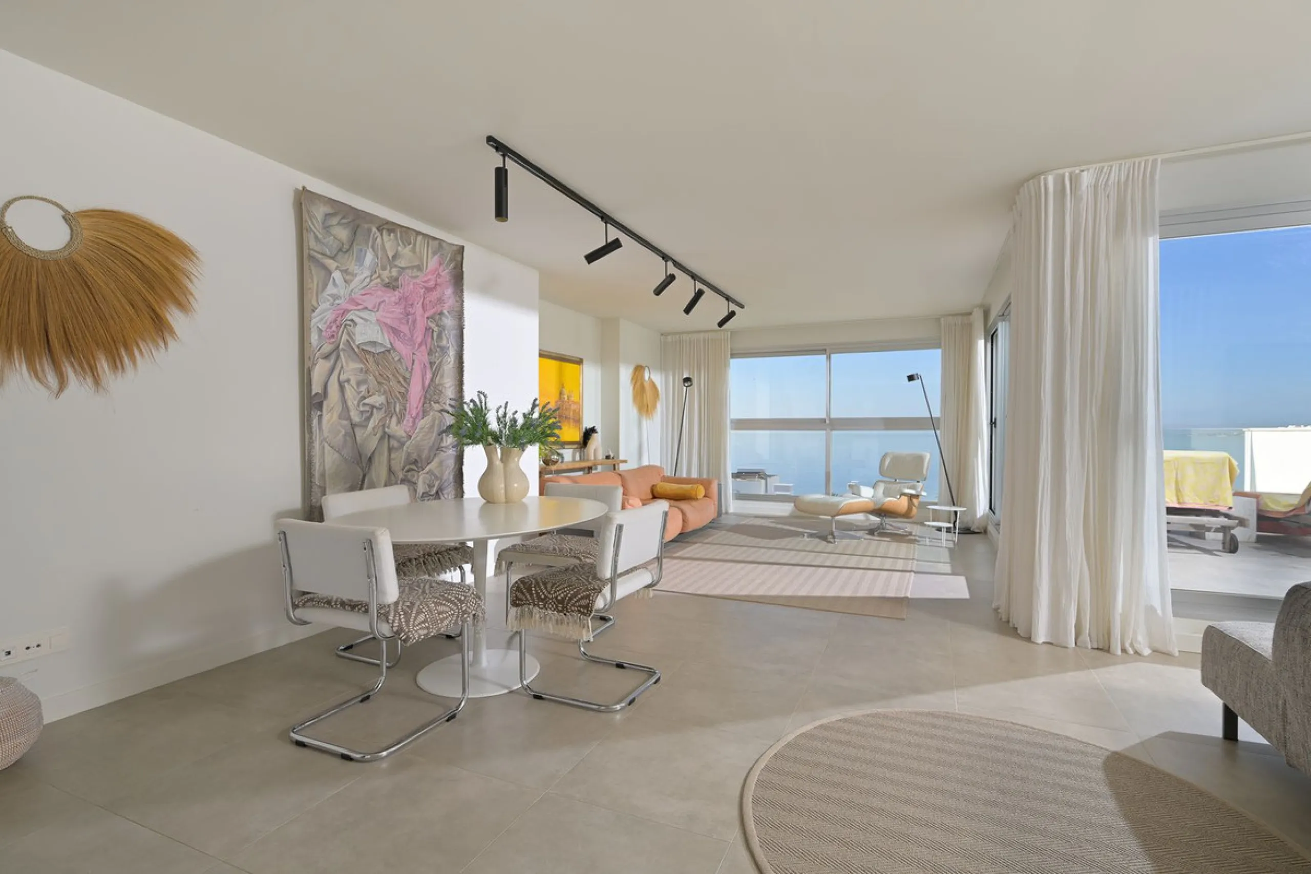 Wake up to the sound of the sea and endless blue horizons in this exceptional frontline duplex penthouse in Torrequebrada, Benalmádena. Designed for those who value privacy, sunshine and panoramic Mediterranean views, this three-bedroom residence offers a