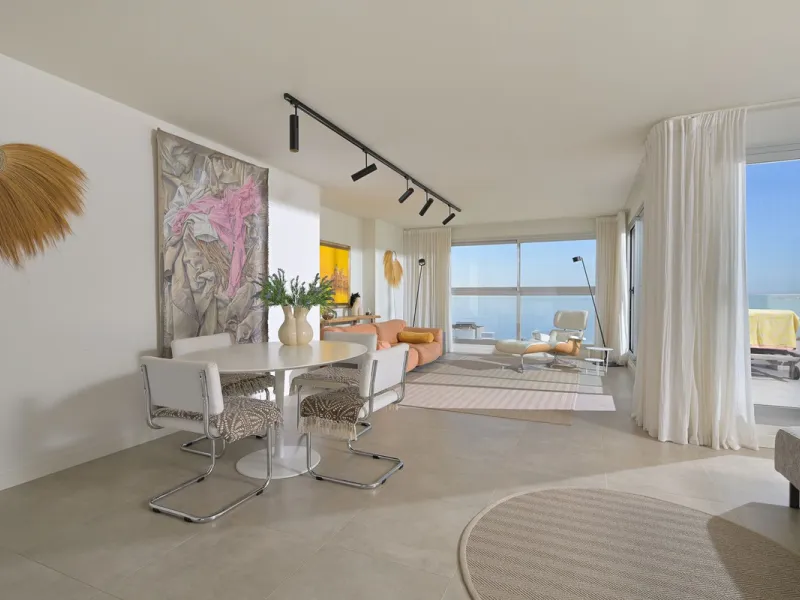 Wake up to the sound of the sea and endless blue horizons in this exceptional frontline duplex penthouse in Torrequebrada, Benalmádena. Designed for those who value privacy, sunshine and panoramic Mediterranean views, this three-bedroom residence offers a