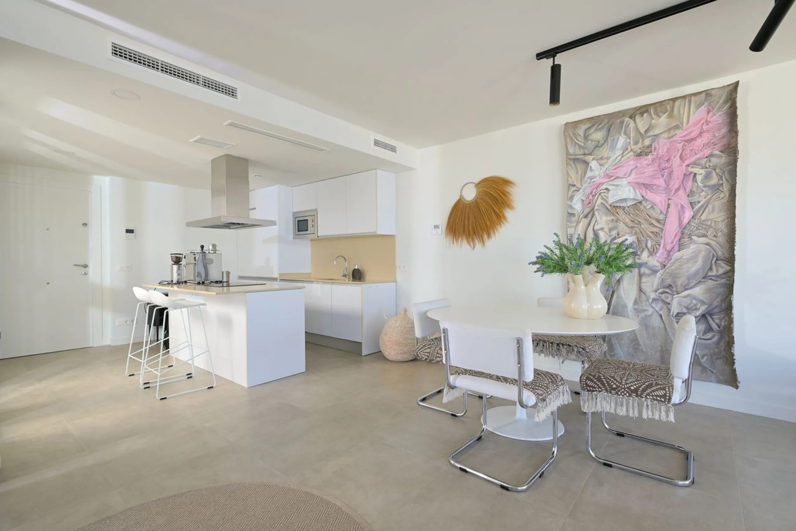 Wake up to the sound of the sea and endless blue horizons in this exceptional frontline duplex penthouse in Torrequebrada, Benalmádena. Designed for those who value privacy, sunshine and panoramic Mediterranean views, this three-bedroom residence offers a