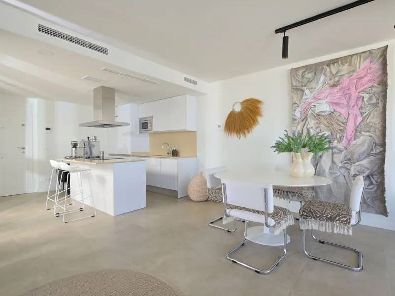 Wake up to the sound of the sea and endless blue horizons in this exceptional frontline duplex penthouse in Torrequebrada, Benalmádena. Designed for those who value privacy, sunshine and panoramic Mediterranean views, this three-bedroom residence offers a
