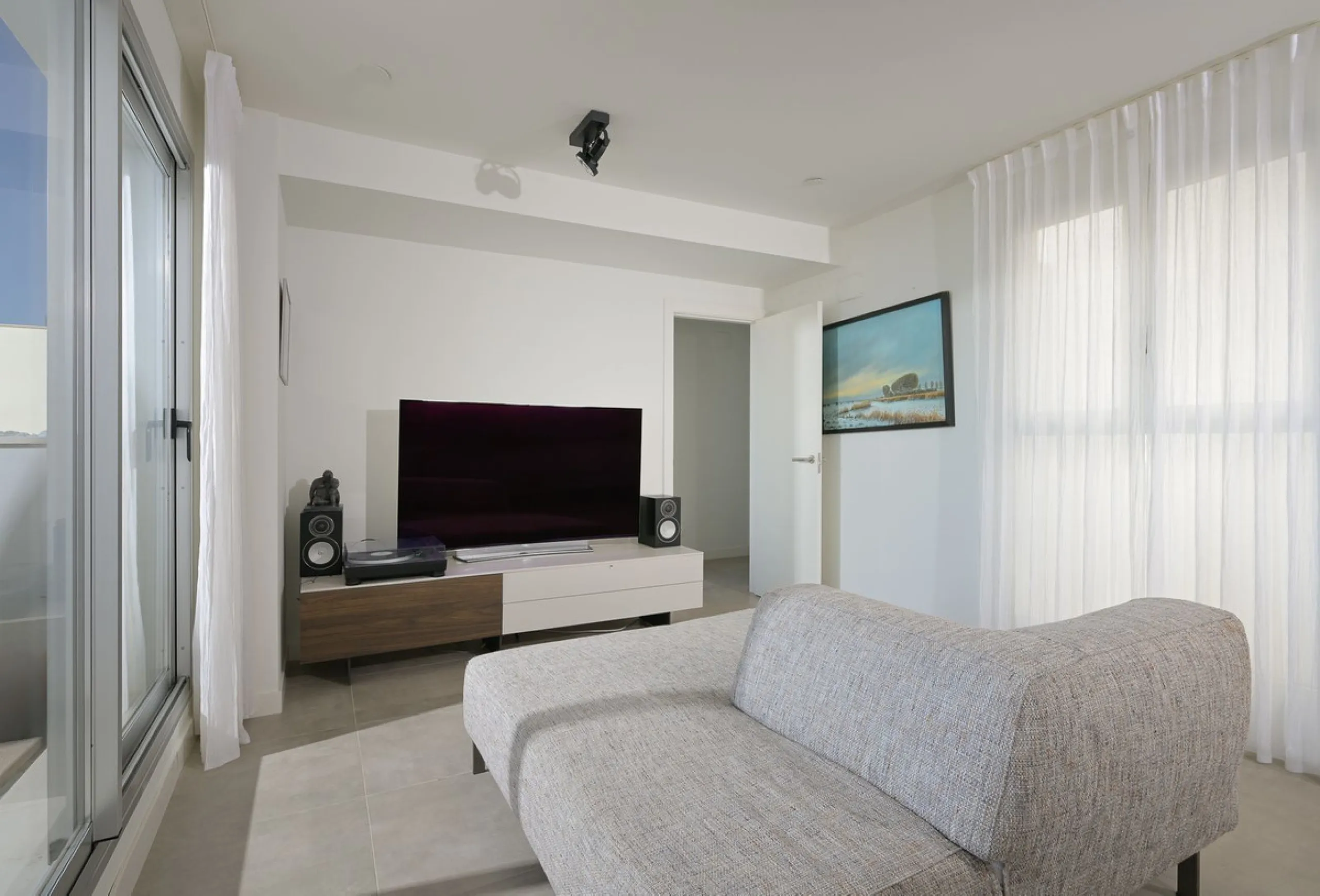 Wake up to the sound of the sea and endless blue horizons in this exceptional frontline duplex penthouse in Torrequebrada, Benalmádena. Designed for those who value privacy, sunshine and panoramic Mediterranean views, this three-bedroom residence offers a