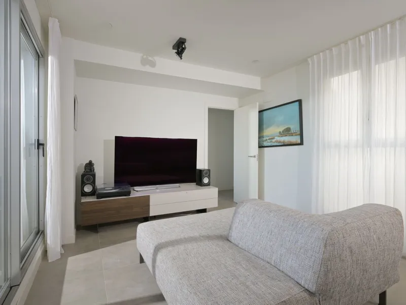 Wake up to the sound of the sea and endless blue horizons in this exceptional frontline duplex penthouse in Torrequebrada, Benalmádena. Designed for those who value privacy, sunshine and panoramic Mediterranean views, this three-bedroom residence offers a