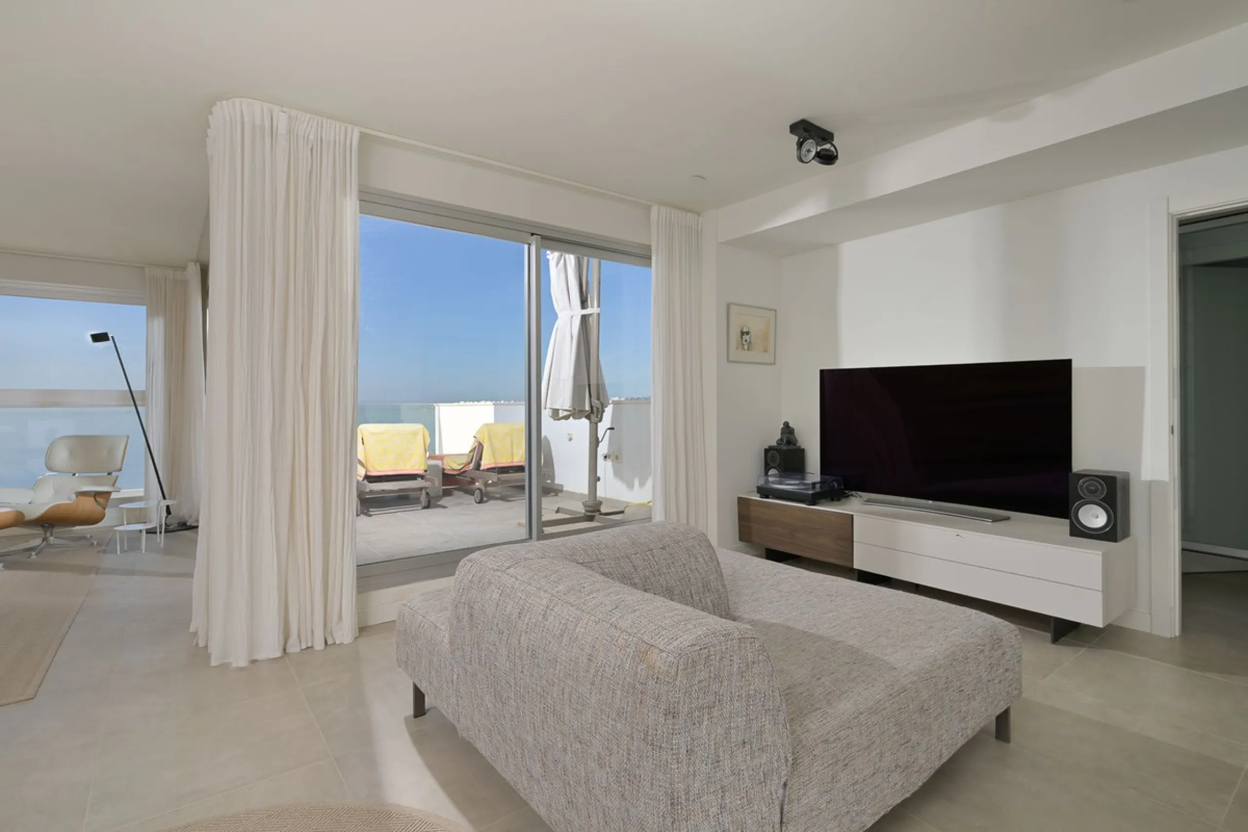 Wake up to the sound of the sea and endless blue horizons in this exceptional frontline duplex penthouse in Torrequebrada, Benalmádena. Designed for those who value privacy, sunshine and panoramic Mediterranean views, this three-bedroom residence offers a