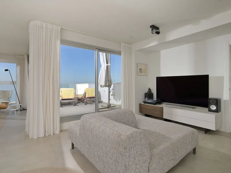 Wake up to the sound of the sea and endless blue horizons in this exceptional frontline duplex penthouse in Torrequebrada, Benalmádena. Designed for those who value privacy, sunshine and panoramic Mediterranean views, this three-bedroom residence offers a