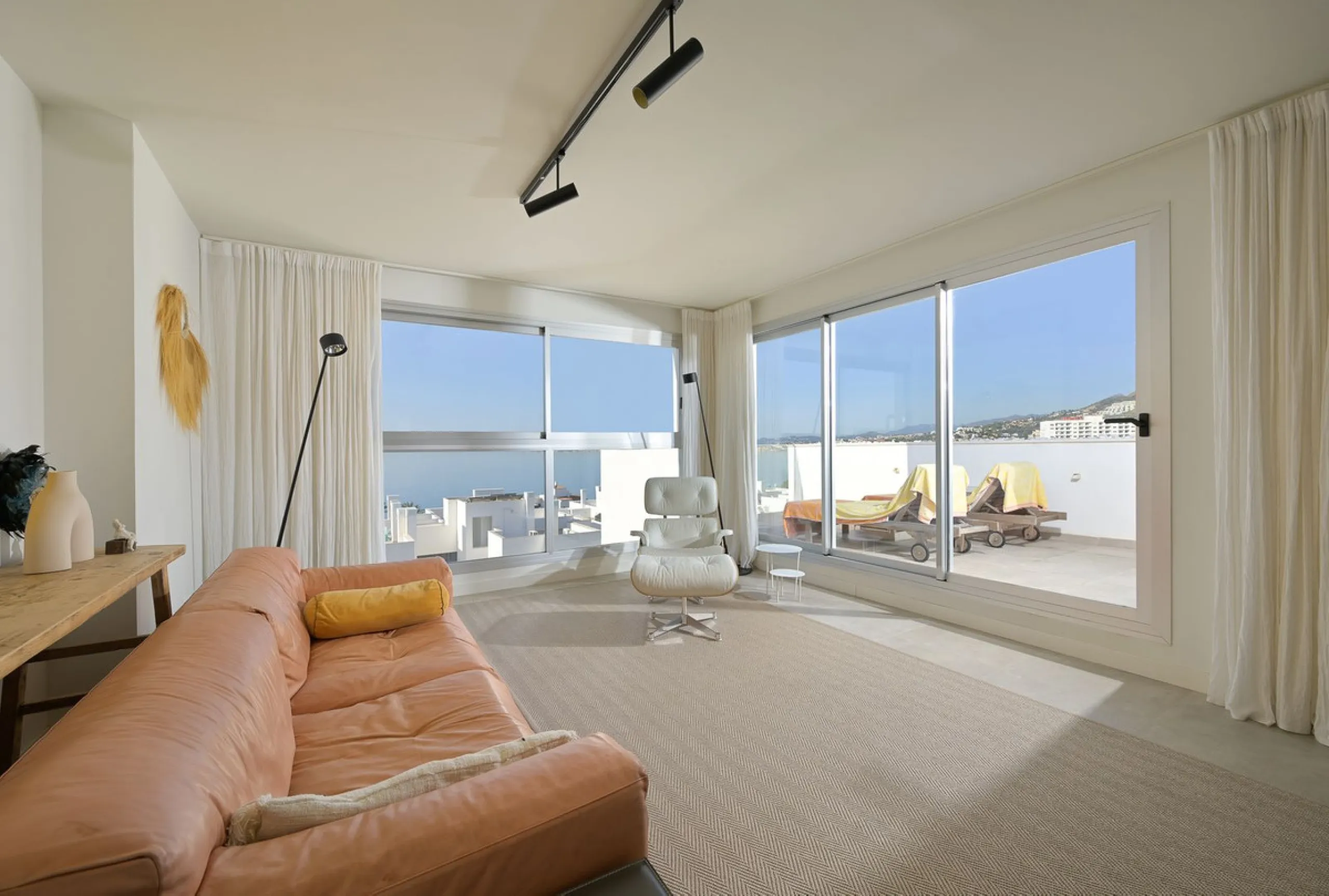 Wake up to the sound of the sea and endless blue horizons in this exceptional frontline duplex penthouse in Torrequebrada, Benalmádena. Designed for those who value privacy, sunshine and panoramic Mediterranean views, this three-bedroom residence offers a