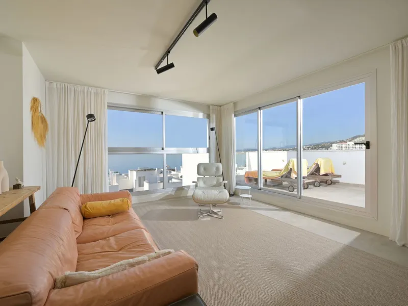Wake up to the sound of the sea and endless blue horizons in this exceptional frontline duplex penthouse in Torrequebrada, Benalmádena. Designed for those who value privacy, sunshine and panoramic Mediterranean views, this three-bedroom residence offers a