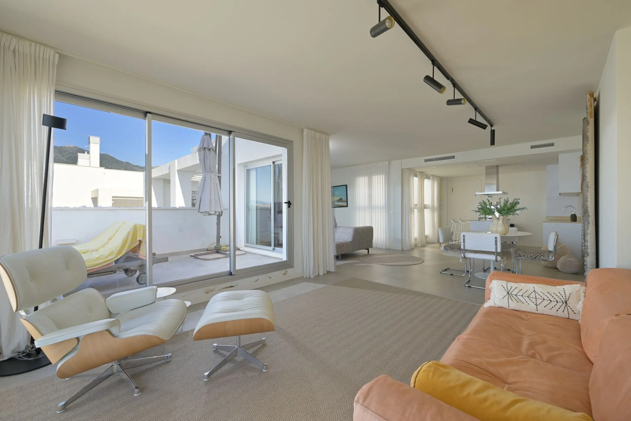 Wake up to the sound of the sea and endless blue horizons in this exceptional frontline duplex penthouse in Torrequebrada, Benalmádena. Designed for those who value privacy, sunshine and panoramic Mediterranean views, this three-bedroom residence offers a