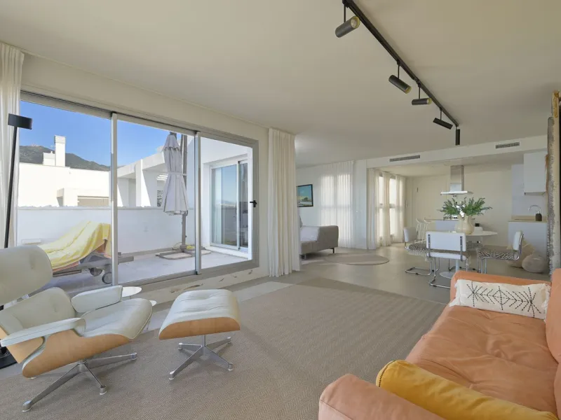 Wake up to the sound of the sea and endless blue horizons in this exceptional frontline duplex penthouse in Torrequebrada, Benalmádena. Designed for those who value privacy, sunshine and panoramic Mediterranean views, this three-bedroom residence offers a