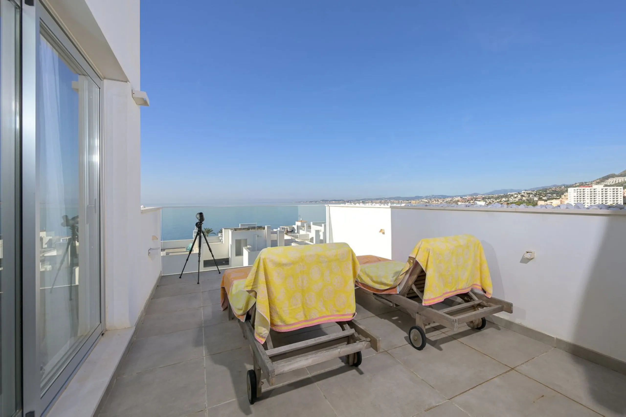 Wake up to the sound of the sea and endless blue horizons in this exceptional frontline duplex penthouse in Torrequebrada, Benalmádena. Designed for those who value privacy, sunshine and panoramic Mediterranean views, this three-bedroom residence offers a