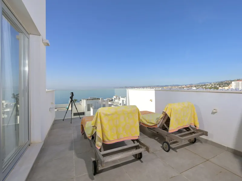 Wake up to the sound of the sea and endless blue horizons in this exceptional frontline duplex penthouse in Torrequebrada, Benalmádena. Designed for those who value privacy, sunshine and panoramic Mediterranean views, this three-bedroom residence offers a