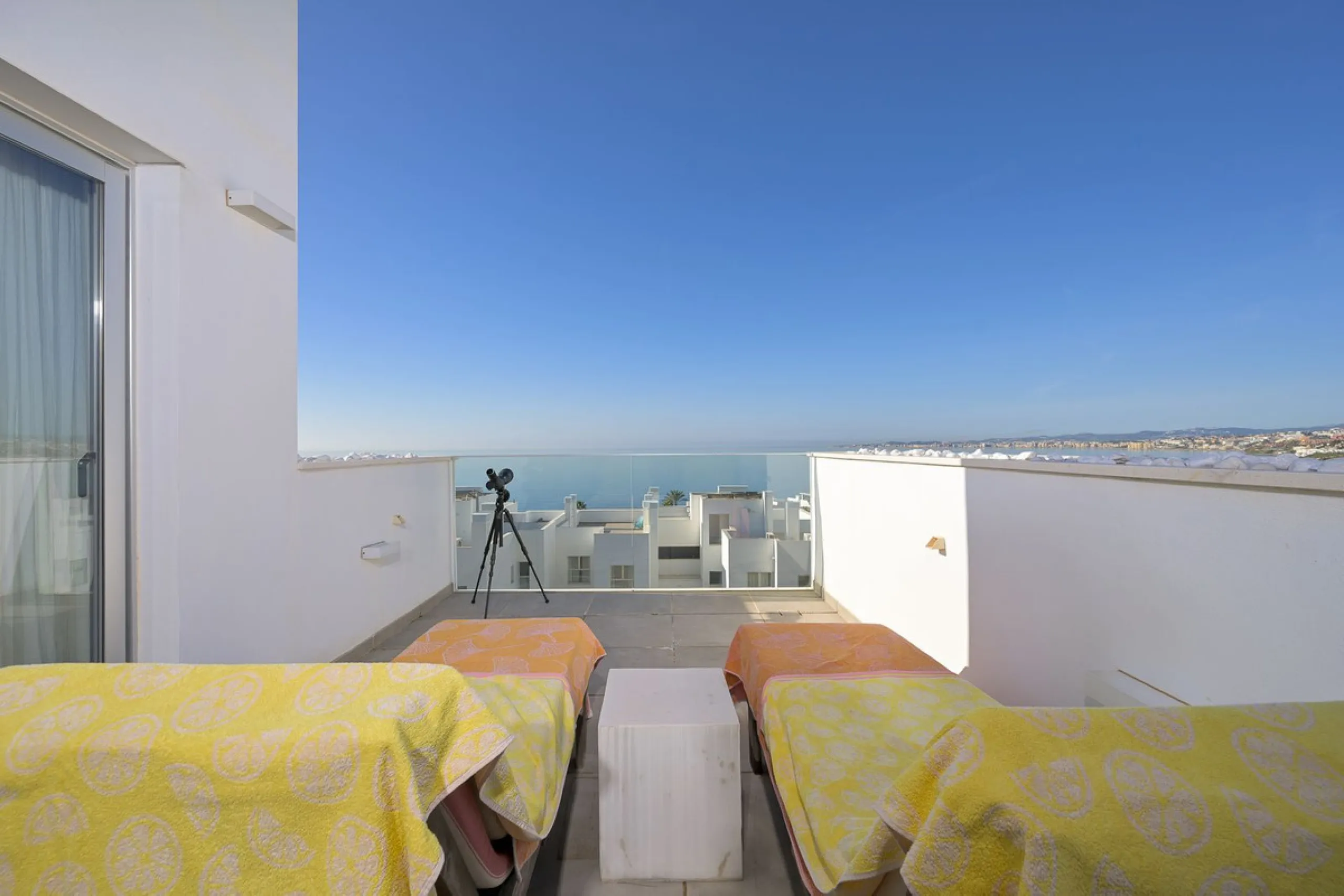 Wake up to the sound of the sea and endless blue horizons in this exceptional frontline duplex penthouse in Torrequebrada, Benalmádena. Designed for those who value privacy, sunshine and panoramic Mediterranean views, this three-bedroom residence offers a