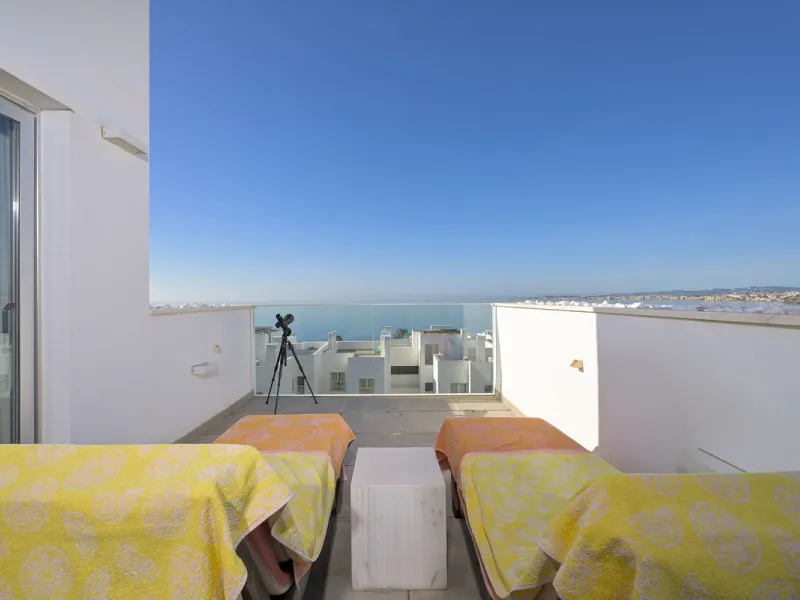 Wake up to the sound of the sea and endless blue horizons in this exceptional frontline duplex penthouse in Torrequebrada, Benalmádena. Designed for those who value privacy, sunshine and panoramic Mediterranean views, this three-bedroom residence offers a
