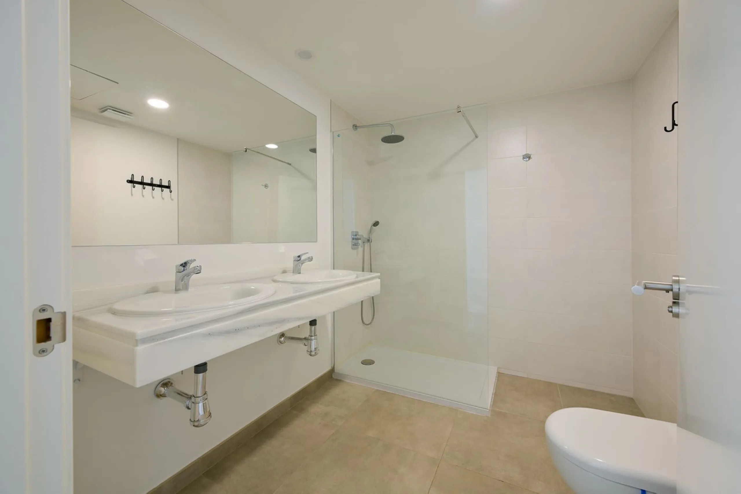 Wake up to the sound of the sea and endless blue horizons in this exceptional frontline duplex penthouse in Torrequebrada, Benalmádena. Designed for those who value privacy, sunshine and panoramic Mediterranean views, this three-bedroom residence offers a