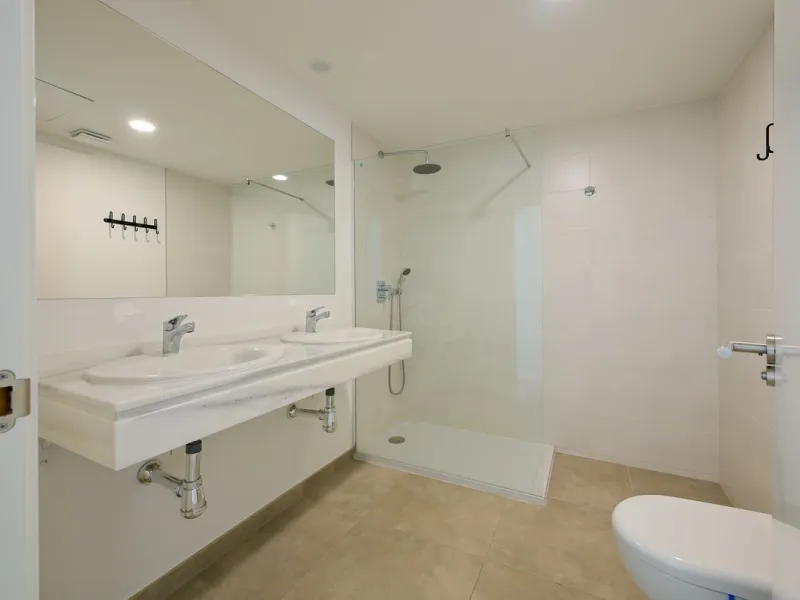 Wake up to the sound of the sea and endless blue horizons in this exceptional frontline duplex penthouse in Torrequebrada, Benalmádena. Designed for those who value privacy, sunshine and panoramic Mediterranean views, this three-bedroom residence offers a