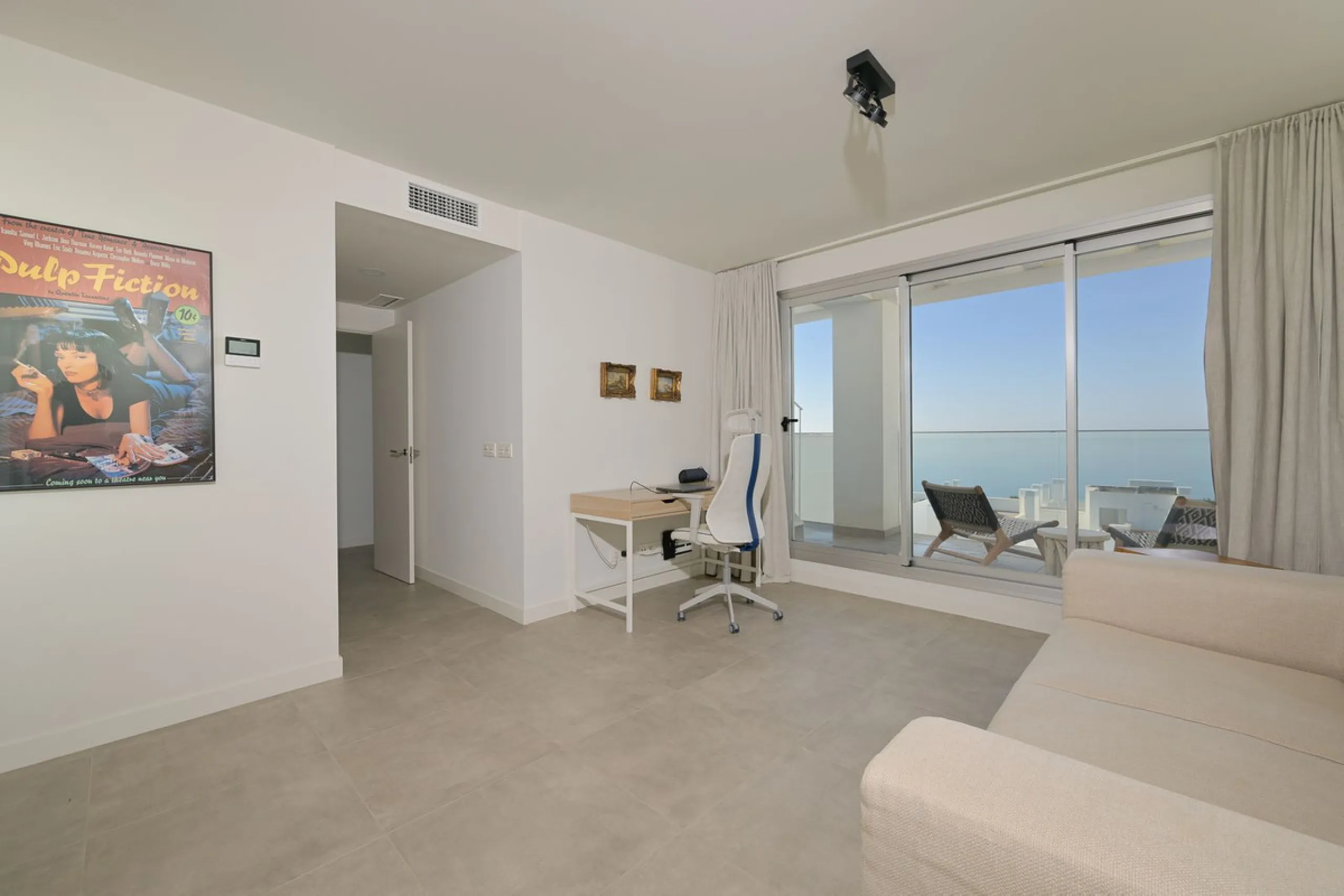 Wake up to the sound of the sea and endless blue horizons in this exceptional frontline duplex penthouse in Torrequebrada, Benalmádena. Designed for those who value privacy, sunshine and panoramic Mediterranean views, this three-bedroom residence offers a