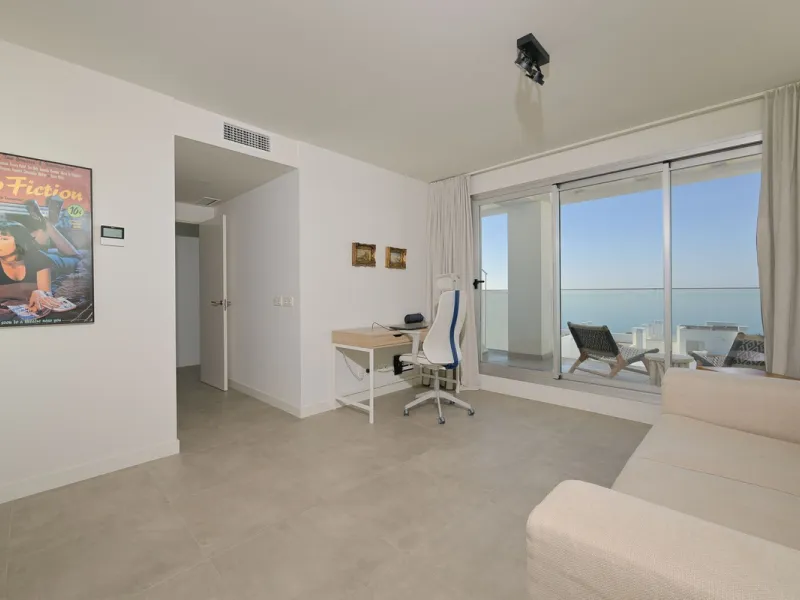 Wake up to the sound of the sea and endless blue horizons in this exceptional frontline duplex penthouse in Torrequebrada, Benalmádena. Designed for those who value privacy, sunshine and panoramic Mediterranean views, this three-bedroom residence offers a