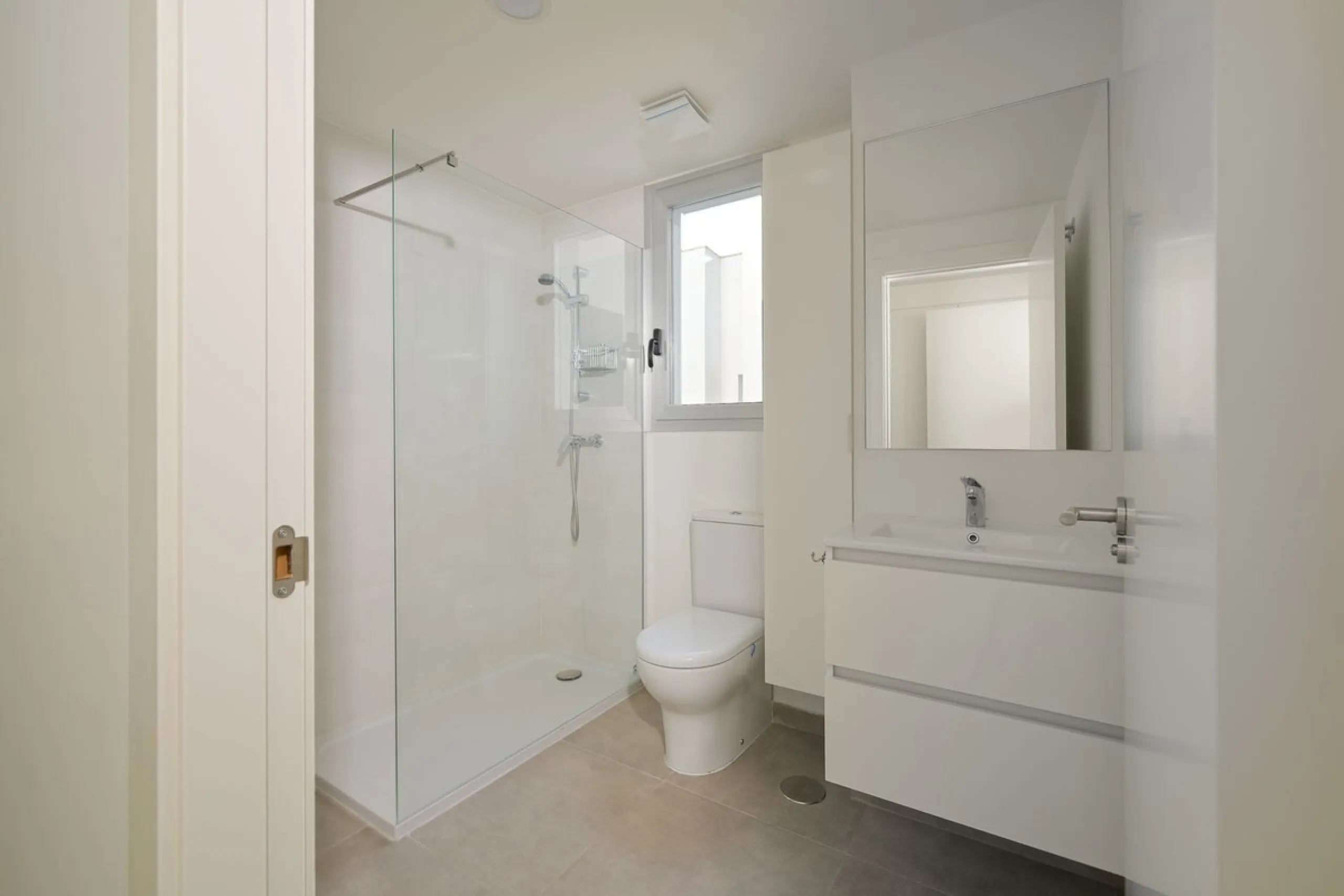Wake up to the sound of the sea and endless blue horizons in this exceptional frontline duplex penthouse in Torrequebrada, Benalmádena. Designed for those who value privacy, sunshine and panoramic Mediterranean views, this three-bedroom residence offers a
