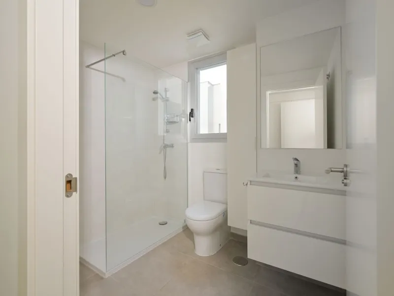 Wake up to the sound of the sea and endless blue horizons in this exceptional frontline duplex penthouse in Torrequebrada, Benalmádena. Designed for those who value privacy, sunshine and panoramic Mediterranean views, this three-bedroom residence offers a