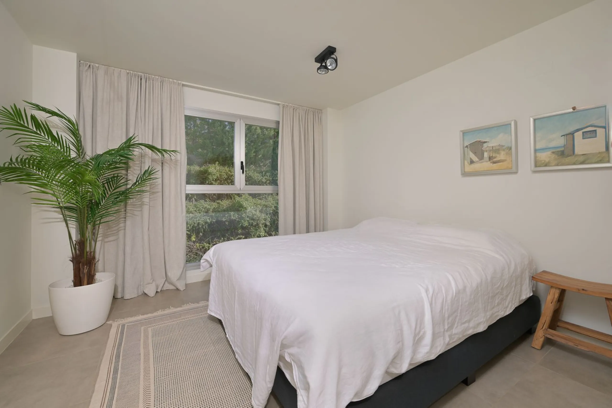 Wake up to the sound of the sea and endless blue horizons in this exceptional frontline duplex penthouse in Torrequebrada, Benalmádena. Designed for those who value privacy, sunshine and panoramic Mediterranean views, this three-bedroom residence offers a
