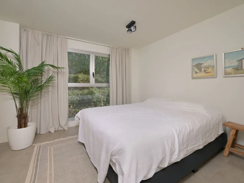 Wake up to the sound of the sea and endless blue horizons in this exceptional frontline duplex penthouse in Torrequebrada, Benalmádena. Designed for those who value privacy, sunshine and panoramic Mediterranean views, this three-bedroom residence offers a