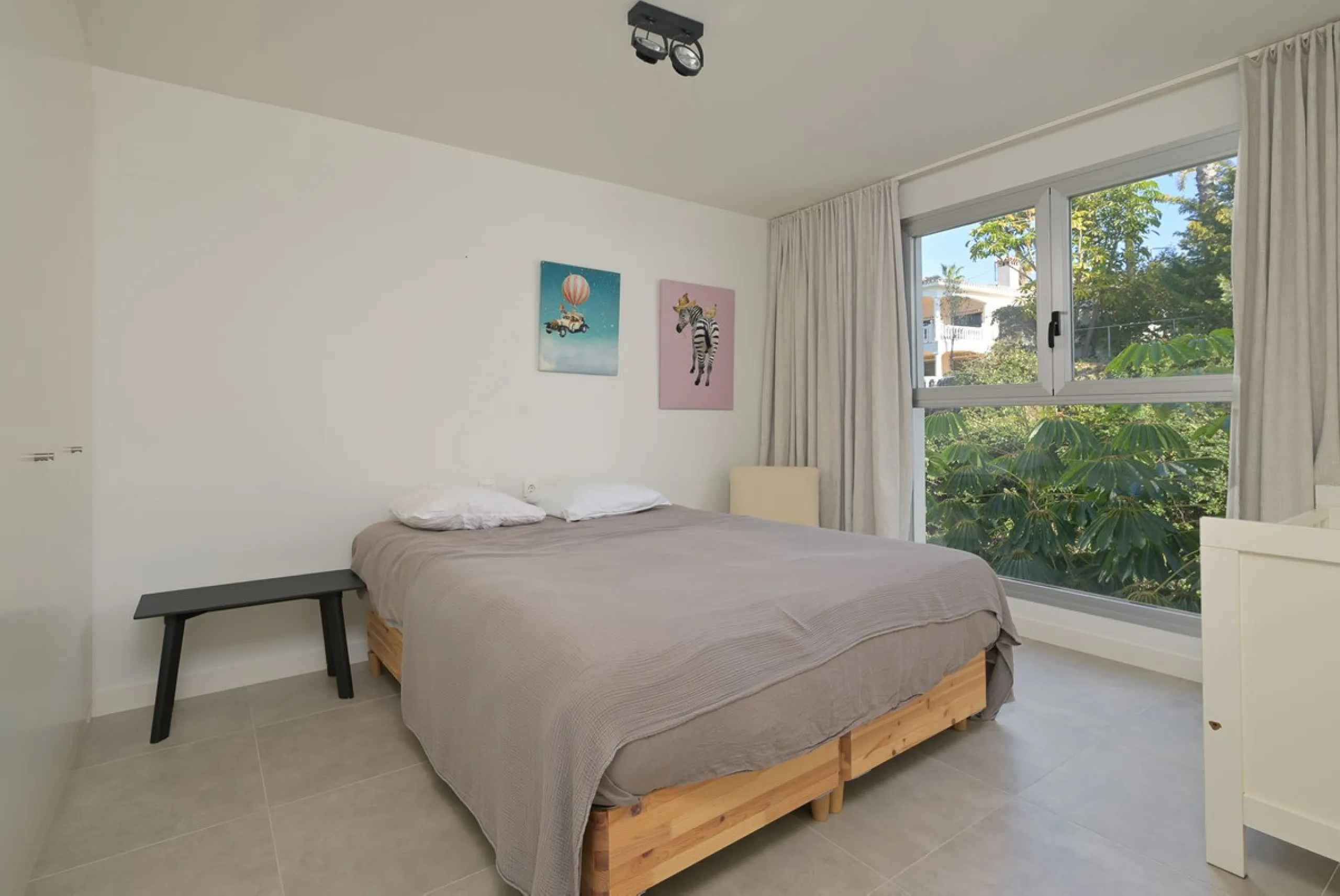 Wake up to the sound of the sea and endless blue horizons in this exceptional frontline duplex penthouse in Torrequebrada, Benalmádena. Designed for those who value privacy, sunshine and panoramic Mediterranean views, this three-bedroom residence offers a