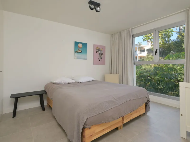 Wake up to the sound of the sea and endless blue horizons in this exceptional frontline duplex penthouse in Torrequebrada, Benalmádena. Designed for those who value privacy, sunshine and panoramic Mediterranean views, this three-bedroom residence offers a