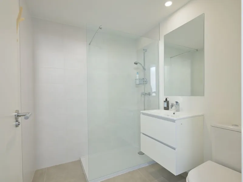 Wake up to the sound of the sea and endless blue horizons in this exceptional frontline duplex penthouse in Torrequebrada, Benalmádena. Designed for those who value privacy, sunshine and panoramic Mediterranean views, this three-bedroom residence offers a