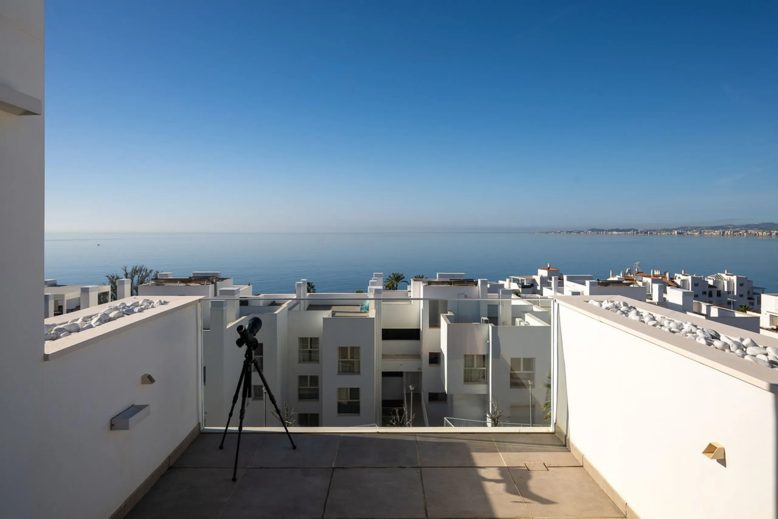 Wake up to the sound of the sea and endless blue horizons in this exceptional frontline duplex penthouse in Torrequebrada, Benalmádena. Designed for those who value privacy, sunshine and panoramic Mediterranean views, this three-bedroom residence offers a