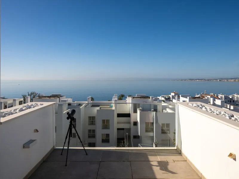 Wake up to the sound of the sea and endless blue horizons in this exceptional frontline duplex penthouse in Torrequebrada, Benalmádena. Designed for those who value privacy, sunshine and panoramic Mediterranean views, this three-bedroom residence offers a
