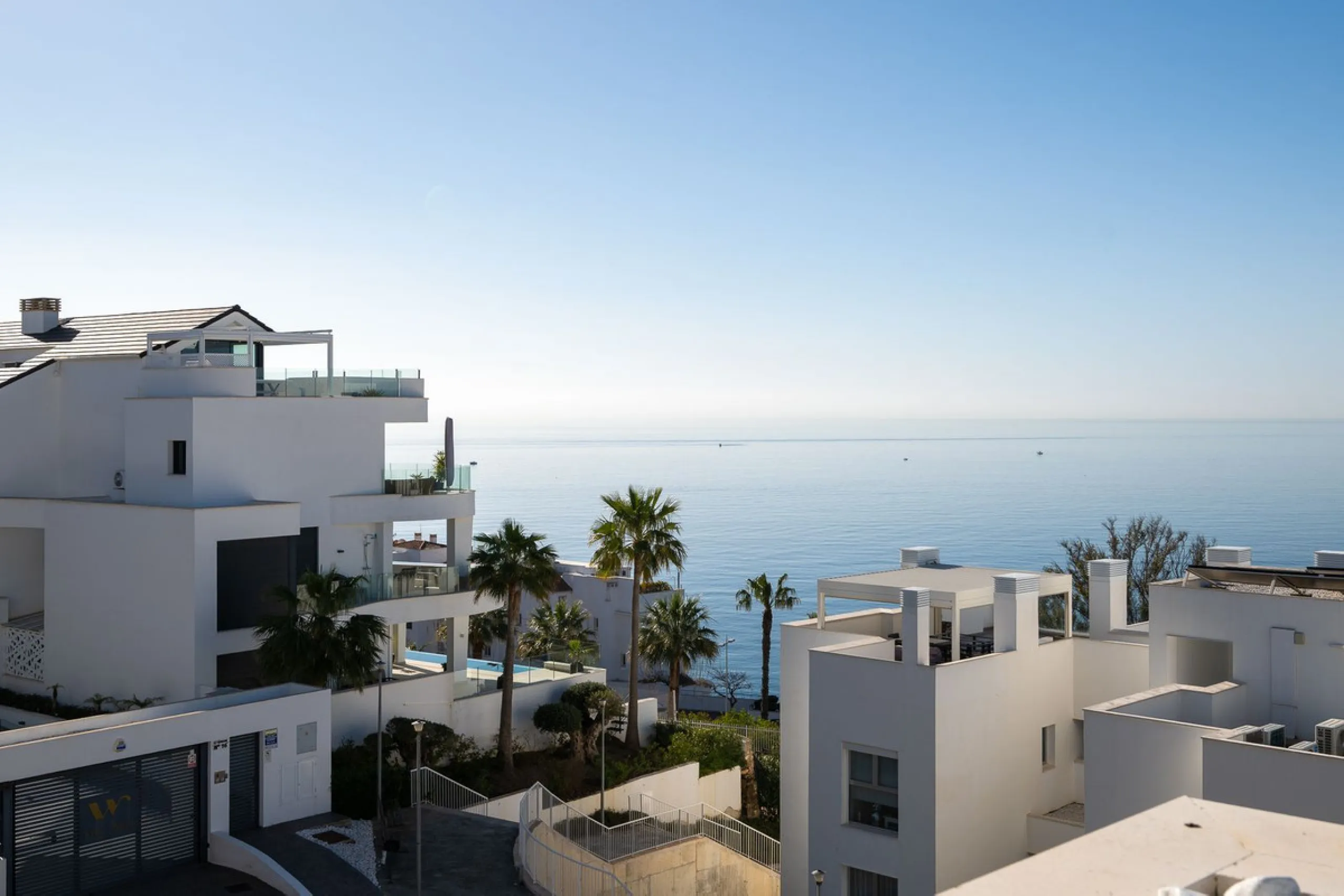 Wake up to the sound of the sea and endless blue horizons in this exceptional frontline duplex penthouse in Torrequebrada, Benalmádena. Designed for those who value privacy, sunshine and panoramic Mediterranean views, this three-bedroom residence offers a