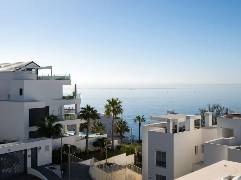 Wake up to the sound of the sea and endless blue horizons in this exceptional frontline duplex penthouse in Torrequebrada, Benalmádena. Designed for those who value privacy, sunshine and panoramic Mediterranean views, this three-bedroom residence offers a