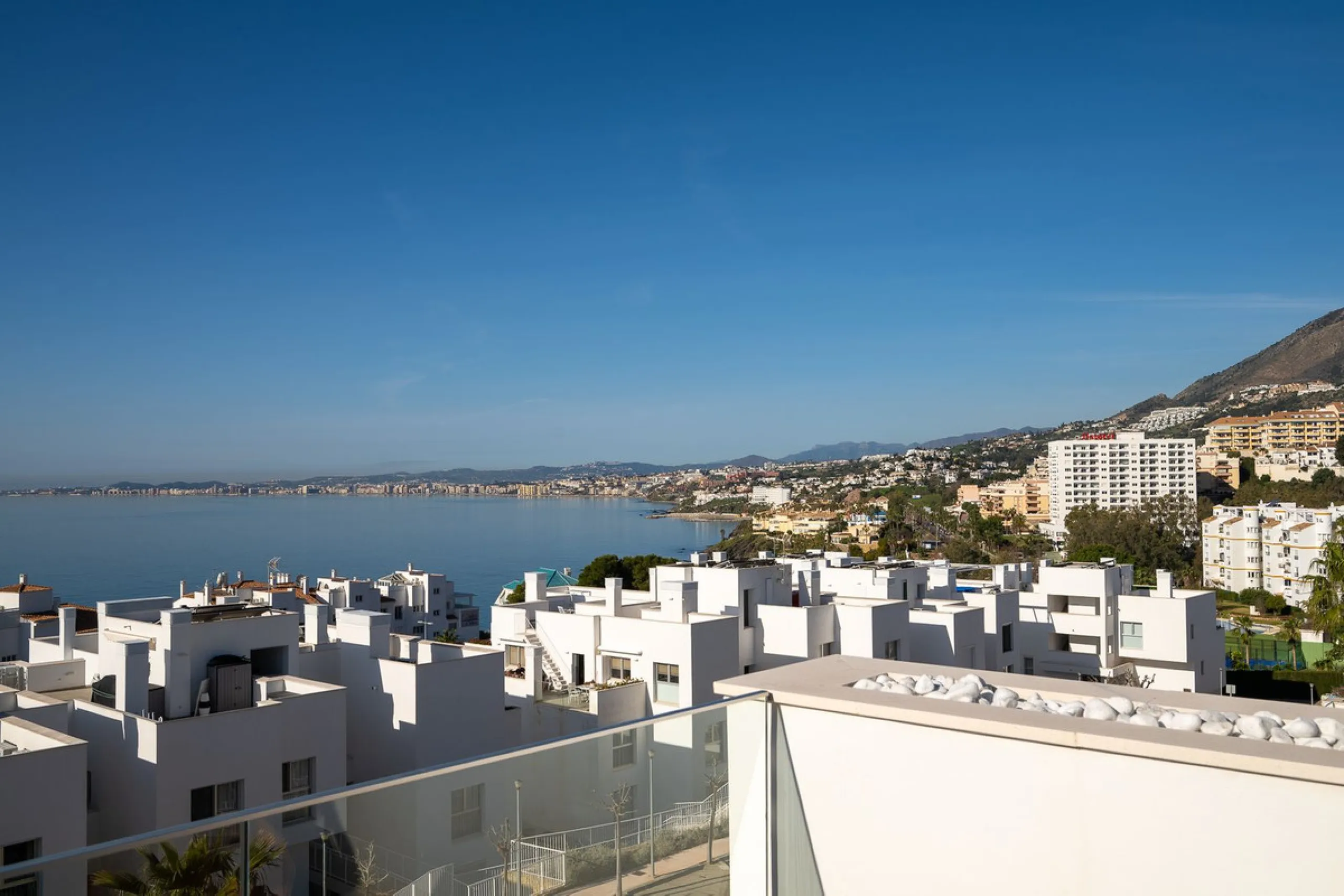 Wake up to the sound of the sea and endless blue horizons in this exceptional frontline duplex penthouse in Torrequebrada, Benalmádena. Designed for those who value privacy, sunshine and panoramic Mediterranean views, this three-bedroom residence offers a