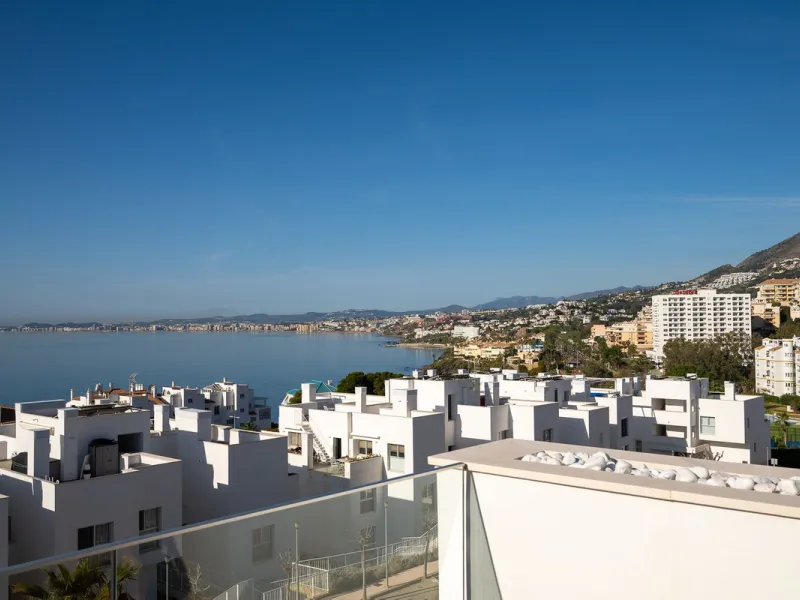 Wake up to the sound of the sea and endless blue horizons in this exceptional frontline duplex penthouse in Torrequebrada, Benalmádena. Designed for those who value privacy, sunshine and panoramic Mediterranean views, this three-bedroom residence offers a