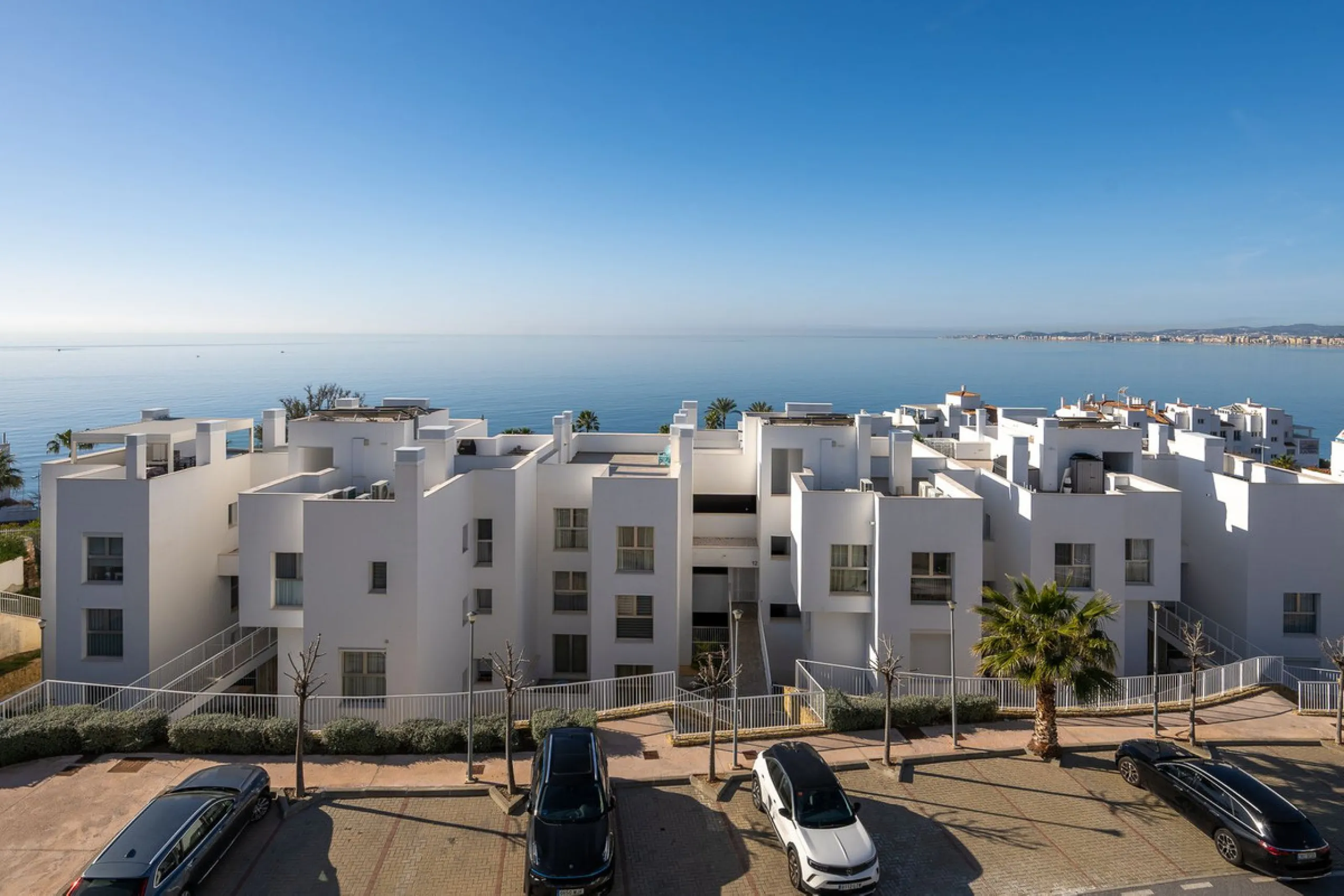 Wake up to the sound of the sea and endless blue horizons in this exceptional frontline duplex penthouse in Torrequebrada, Benalmádena. Designed for those who value privacy, sunshine and panoramic Mediterranean views, this three-bedroom residence offers a