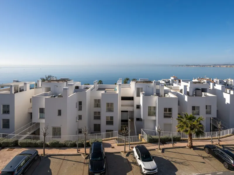 Wake up to the sound of the sea and endless blue horizons in this exceptional frontline duplex penthouse in Torrequebrada, Benalmádena. Designed for those who value privacy, sunshine and panoramic Mediterranean views, this three-bedroom residence offers a