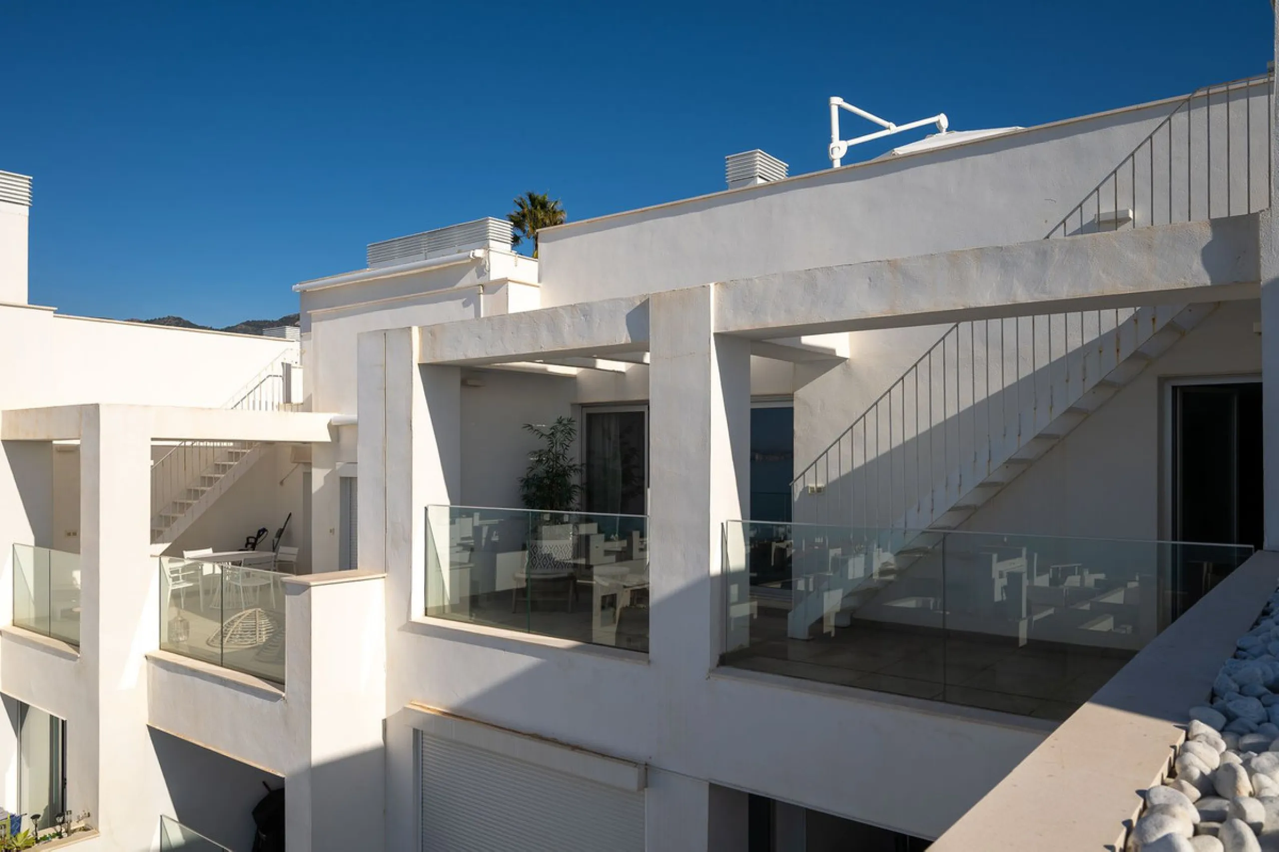 Wake up to the sound of the sea and endless blue horizons in this exceptional frontline duplex penthouse in Torrequebrada, Benalmádena. Designed for those who value privacy, sunshine and panoramic Mediterranean views, this three-bedroom residence offers a