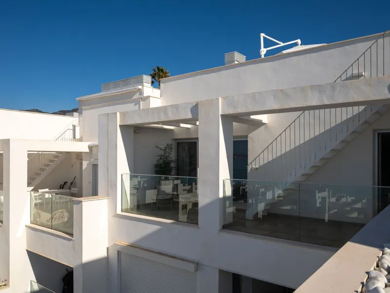 Wake up to the sound of the sea and endless blue horizons in this exceptional frontline duplex penthouse in Torrequebrada, Benalmádena. Designed for those who value privacy, sunshine and panoramic Mediterranean views, this three-bedroom residence offers a