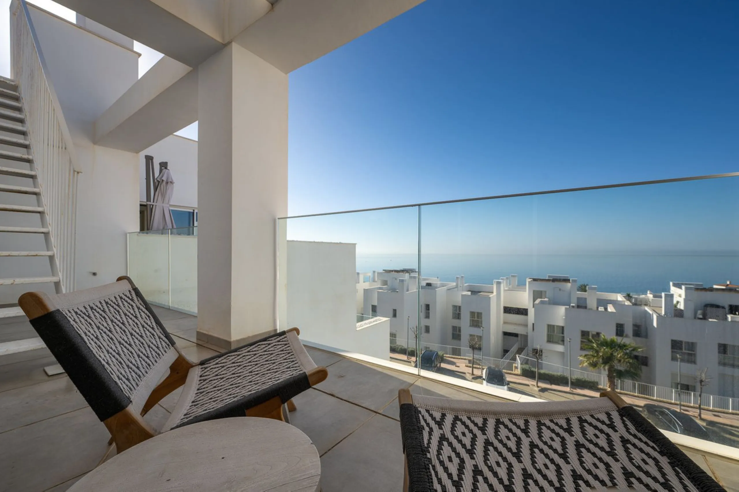 Wake up to the sound of the sea and endless blue horizons in this exceptional frontline duplex penthouse in Torrequebrada, Benalmádena. Designed for those who value privacy, sunshine and panoramic Mediterranean views, this three-bedroom residence offers a