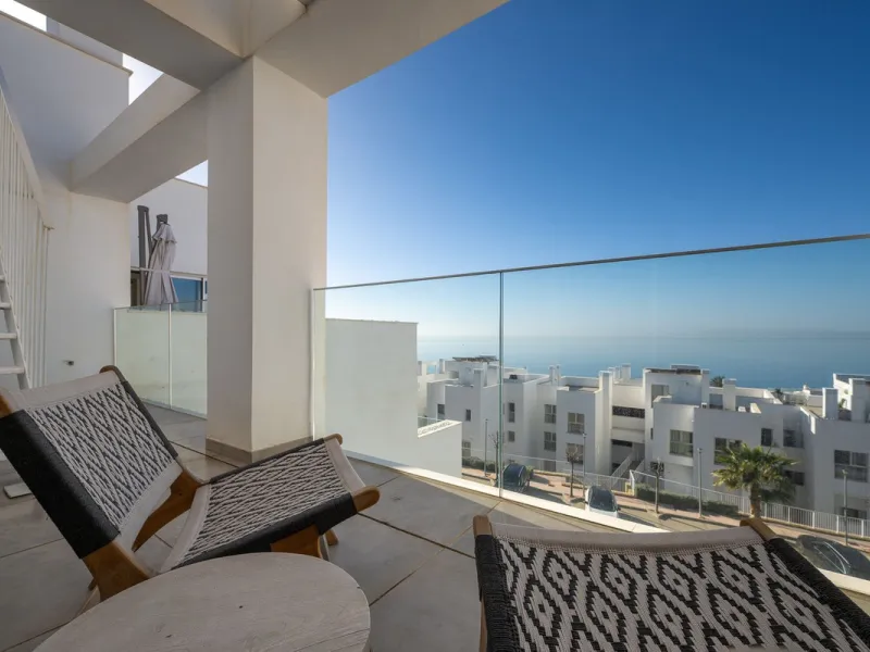 Wake up to the sound of the sea and endless blue horizons in this exceptional frontline duplex penthouse in Torrequebrada, Benalmádena. Designed for those who value privacy, sunshine and panoramic Mediterranean views, this three-bedroom residence offers a